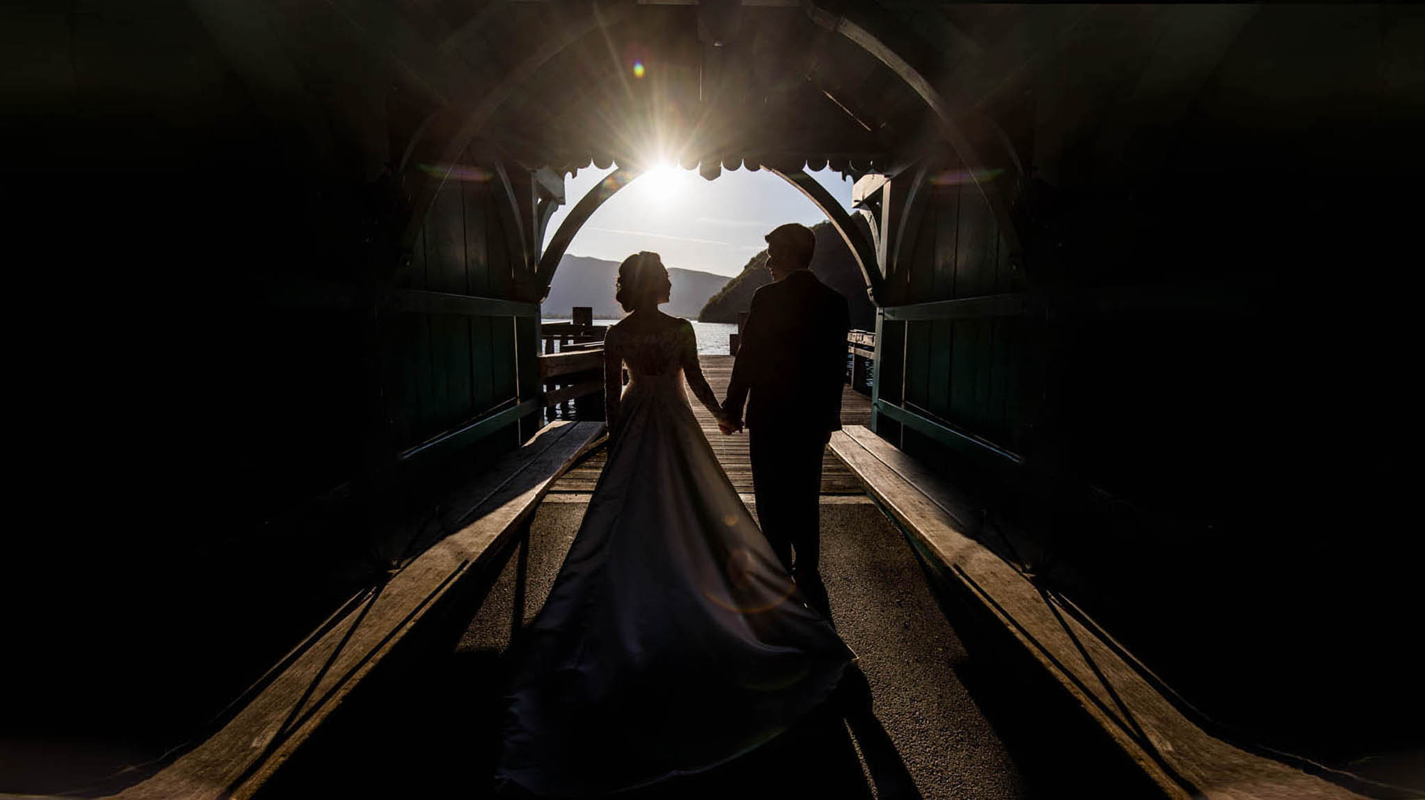Photo de mariage sur les bord du lac d'annecy au couché de soleil