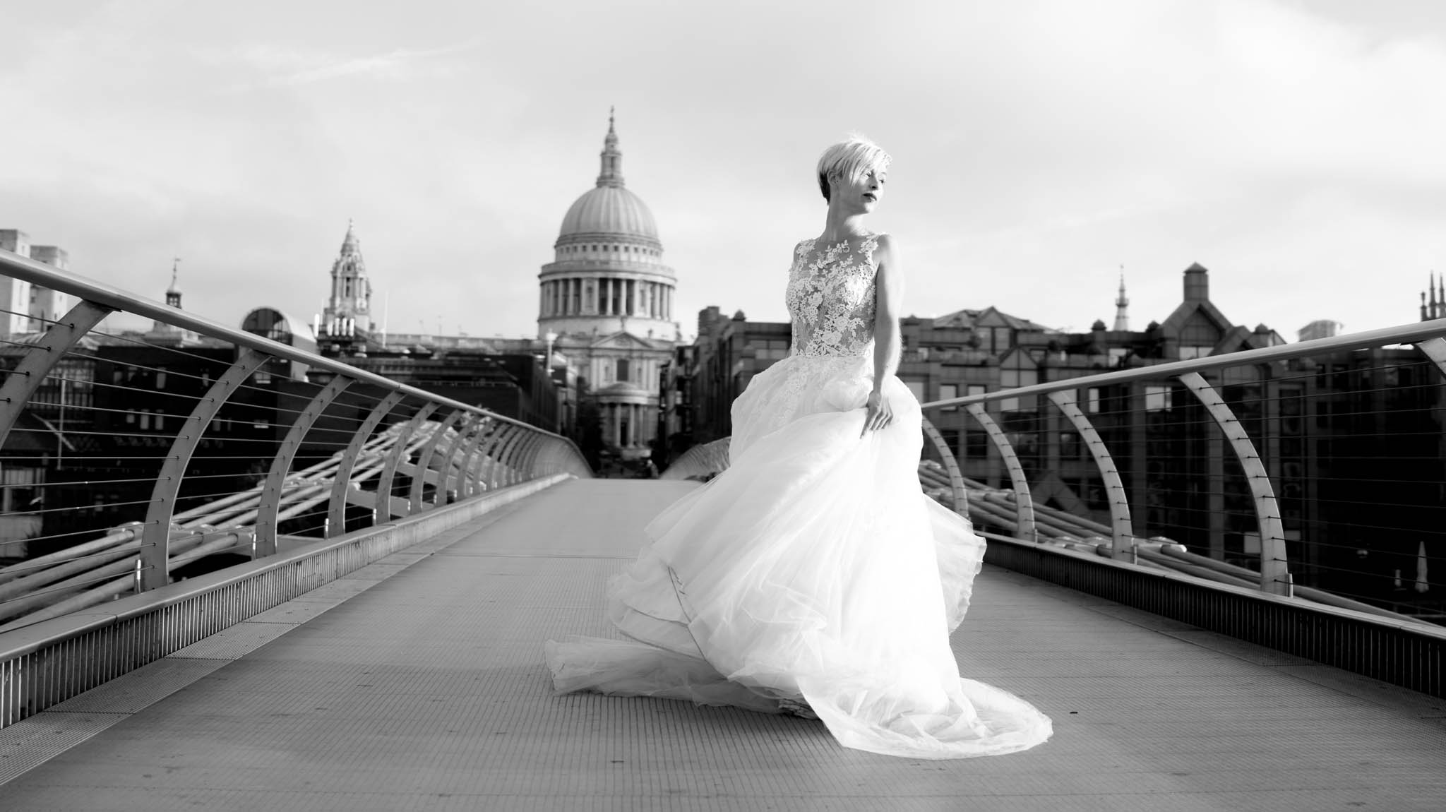 Une mariée dance sur un pont a londre pendant un mariage