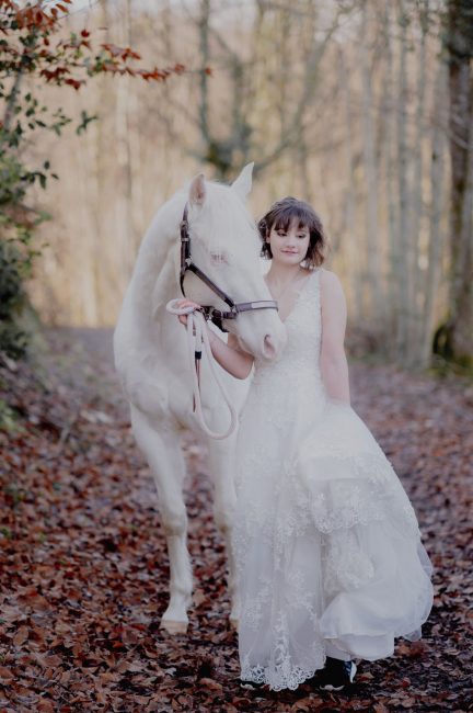 une mariée dans les bois avec son cheval blanc pres de lyon